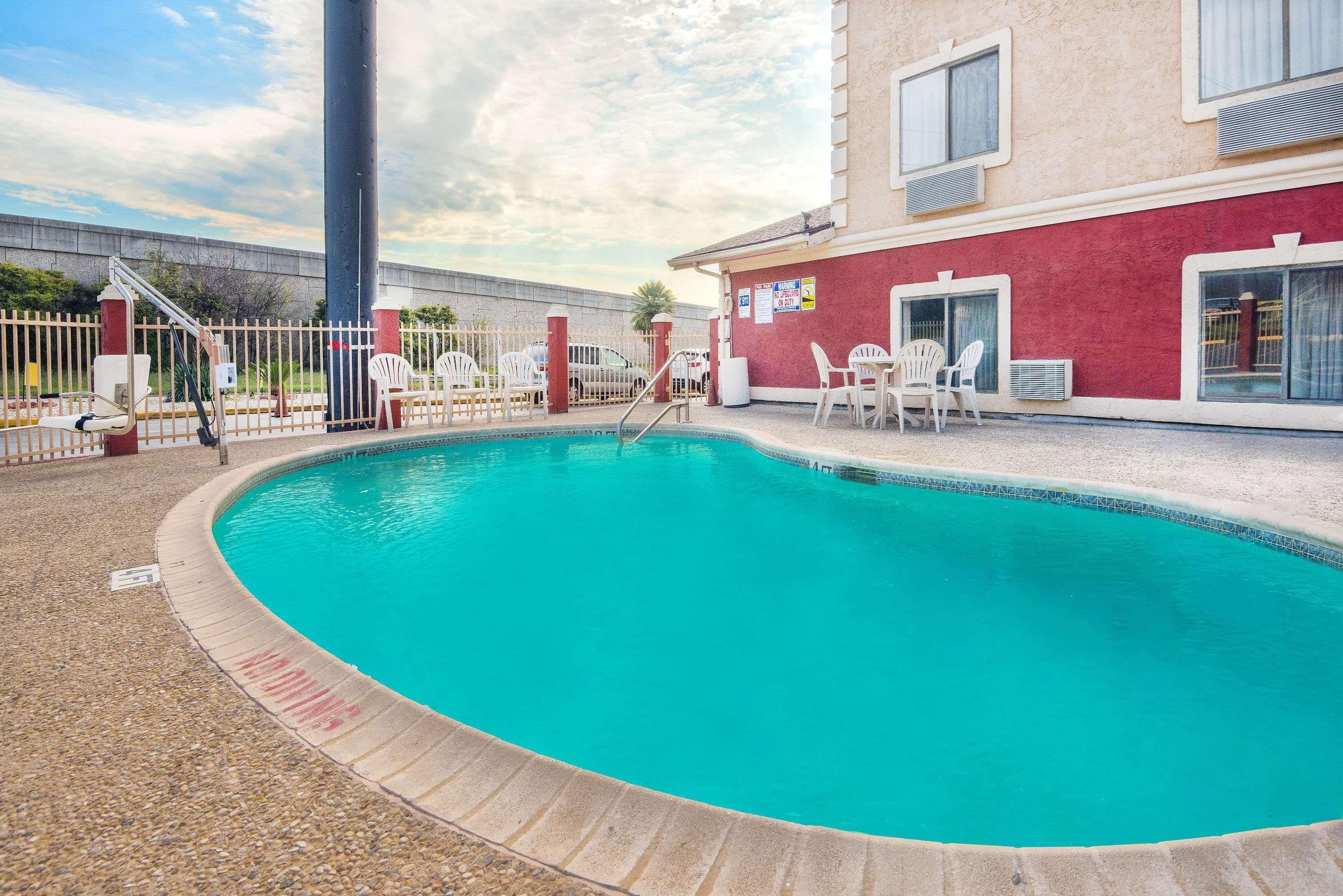 Отель Super 8 By Wyndham San Antonio/I-35 North Экстерьер фото