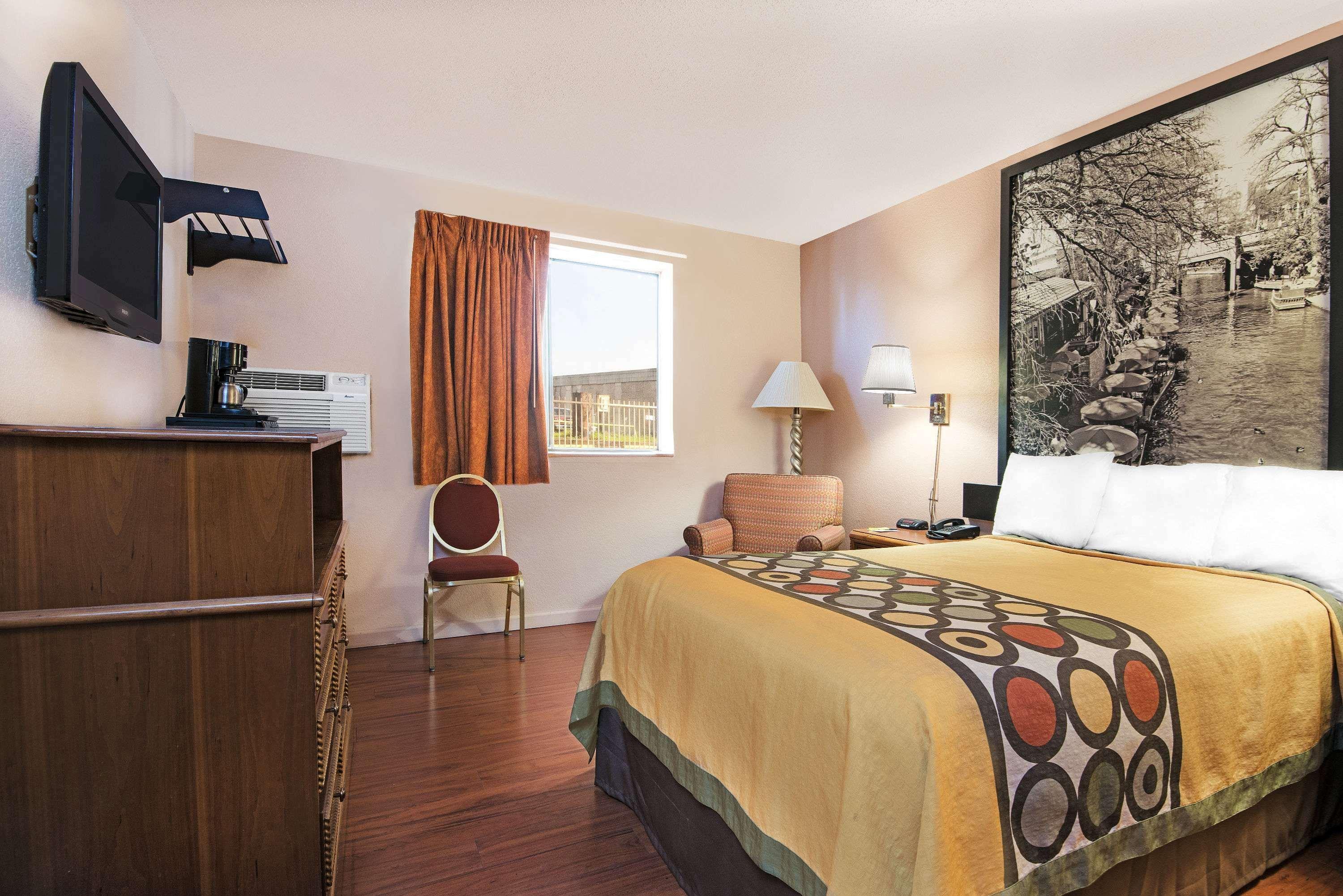 Отель Super 8 By Wyndham San Antonio/I-35 North Экстерьер фото